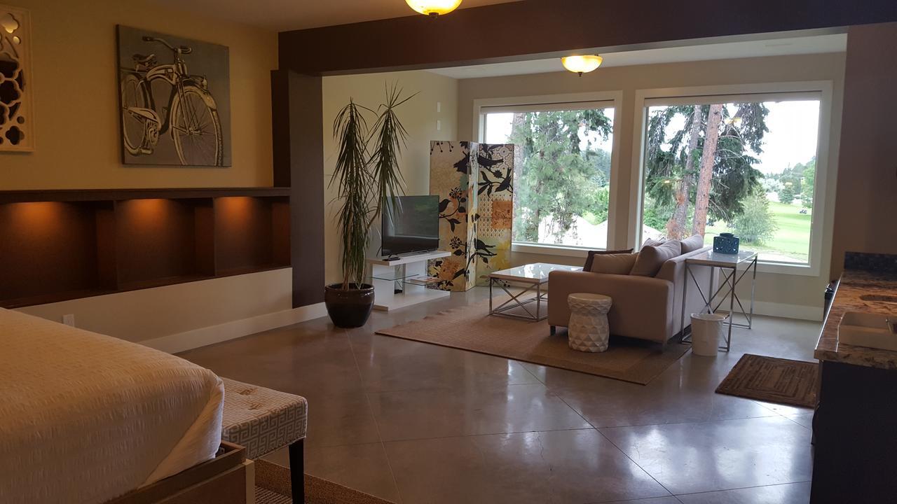 Teehouse Bed & Breakfast Уест Келоуна Екстериор снимка